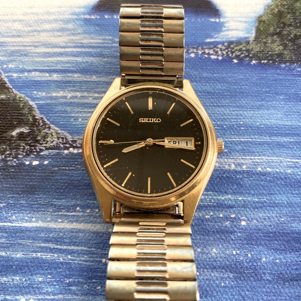 SEIKO DAY DATE 7N43-9048 BLACK DIAL, GOLD CASE N BEZEL, SCREW BACK COVER RUNS A1